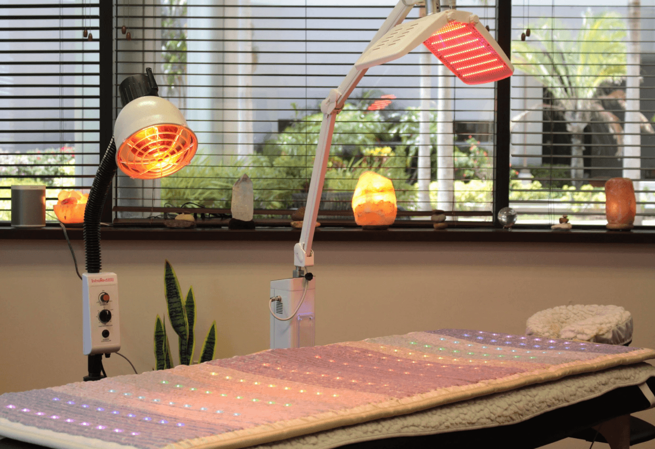 Red infrared lamp and Himalayan salt lamp in a treatment room at Acupuncture Xperts Boca Raton clinic